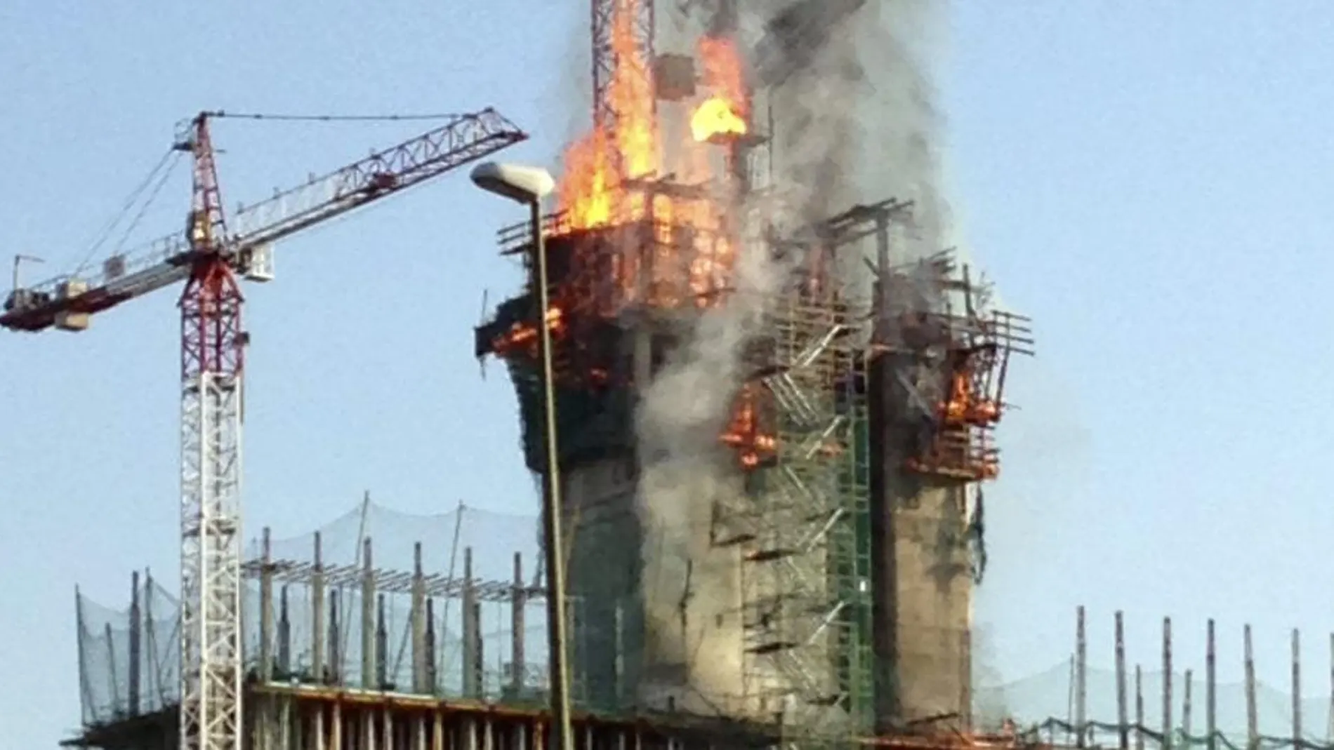 Un aparatoso incendio se ha declarado esta tarde en un edifico en obras próximo a una gasolinera y a un conocido centro comercial de las Tablas (Madrid)