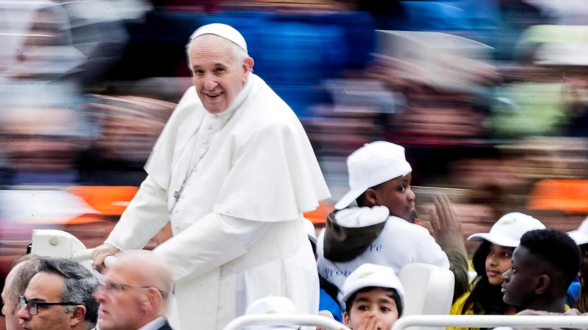 El Papa lleva en su papamóvil a ocho niños refugiados durante un recorrido por la plaza de San Pedro del Vaticano, previo a su audiencia general que celebró hoy en el Vaticano