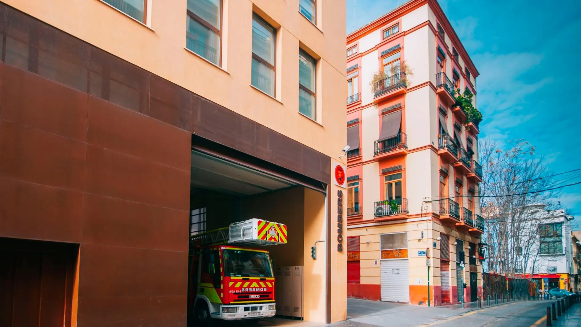 Un camión de bomberos asoma en la puerta del retén de El Carmen, en la ciudad de Valencia