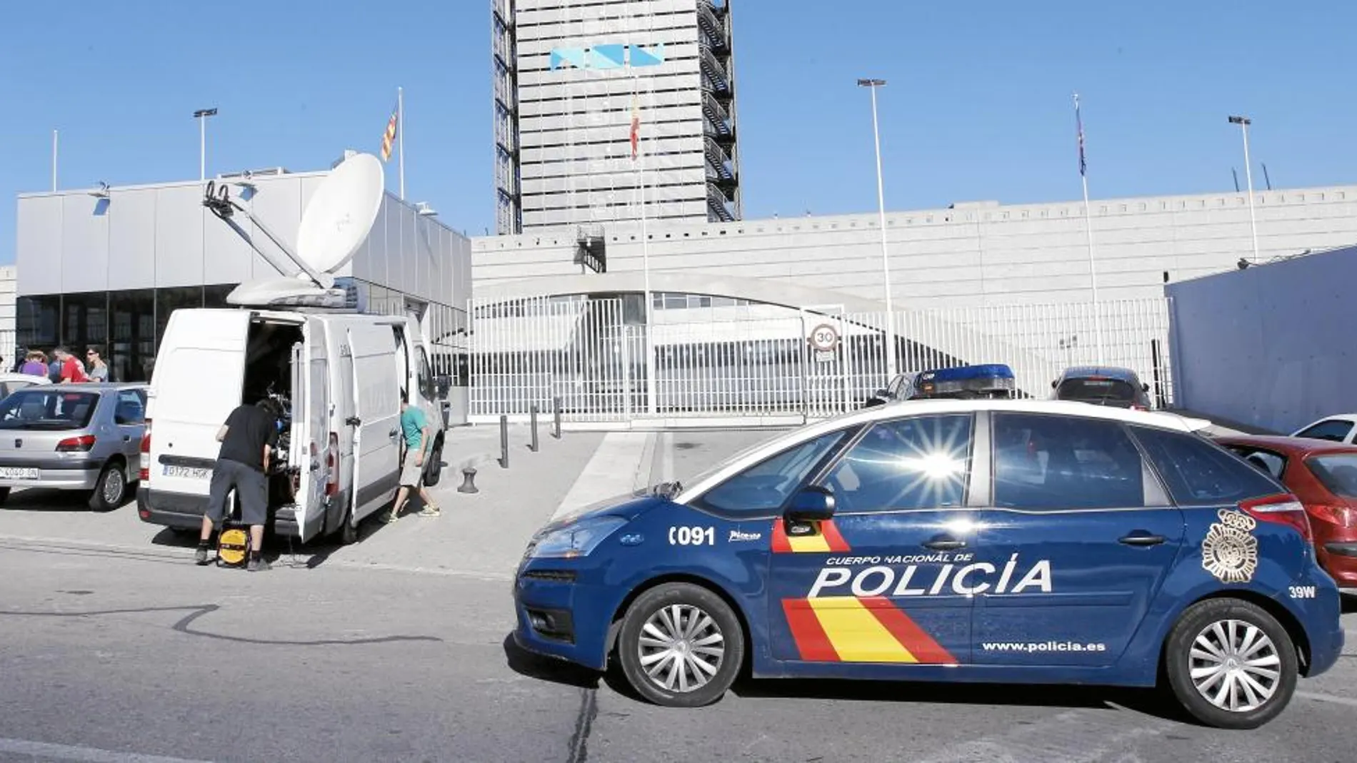 La Policía vigila la sede de la RTVV ante el desgobierno tras la dimisión de los anteriores consejeros