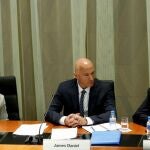 El jefe de la misión del Fondo Monetario Internacional (FMI) para España, James Daniel (c), y el subdirector del departamento de Europa del Fondo, Ranjit Teja (d), han presentado hoy en el Banco de España el informe sobre la evolución de la economía española.