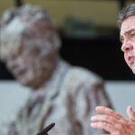El presidente del SPD, Sigmar Gabriel, ofrece una rueda de prensa tras la convención de su partido hoy en Berlín.
