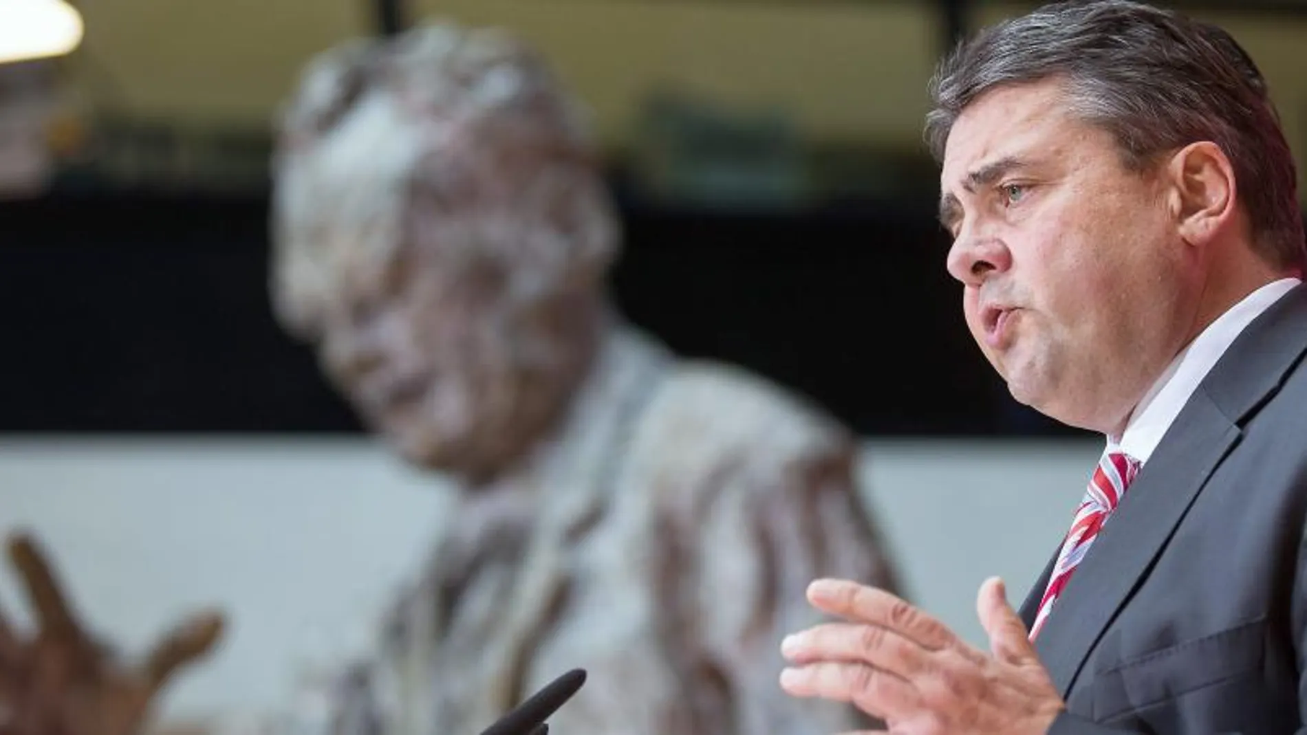 El presidente del SPD, Sigmar Gabriel, ofrece una rueda de prensa tras la convención de su partido hoy en Berlín.