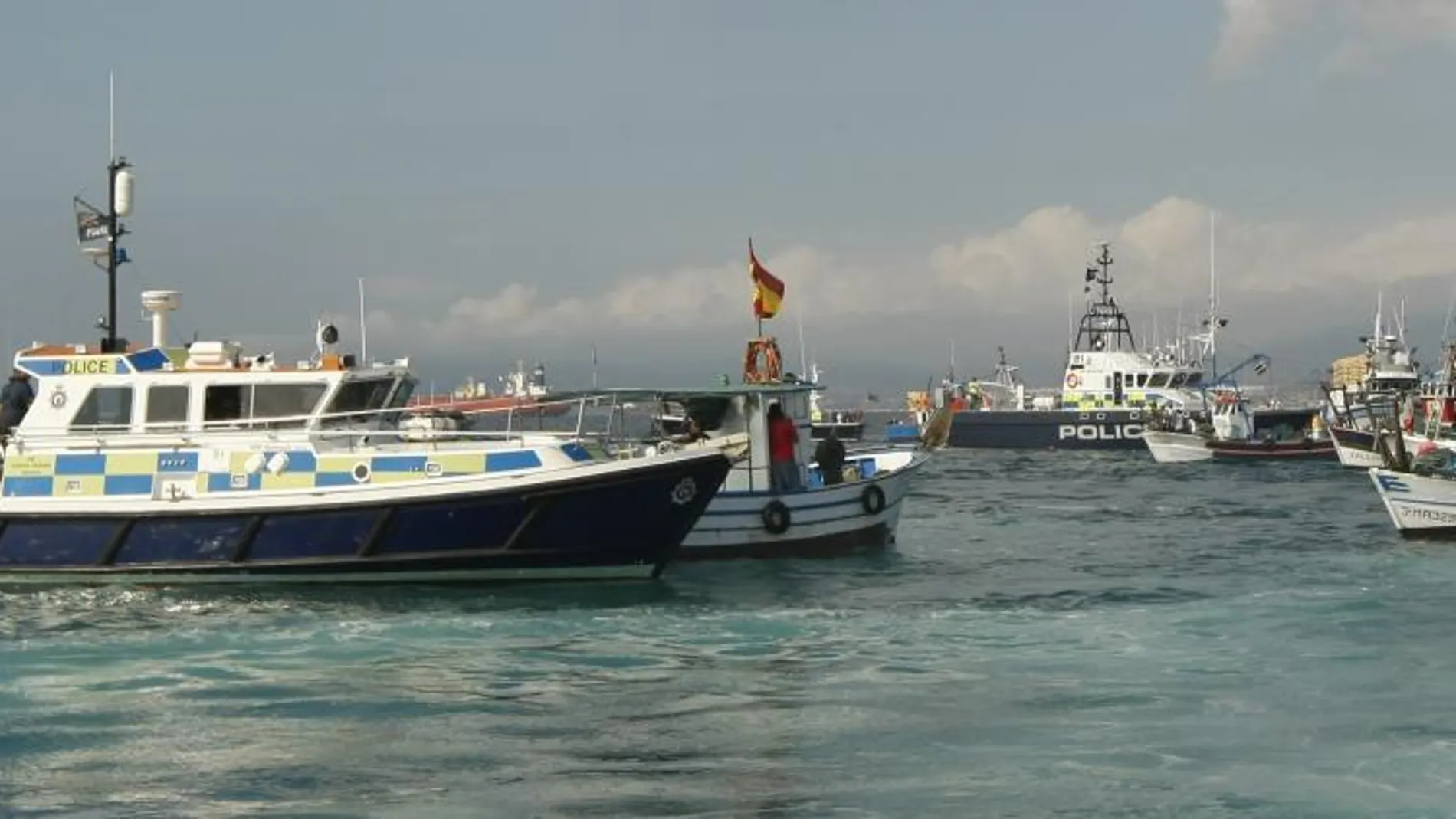 Las patrulleras gibraltareñas han rodeado a los pescadores españoles