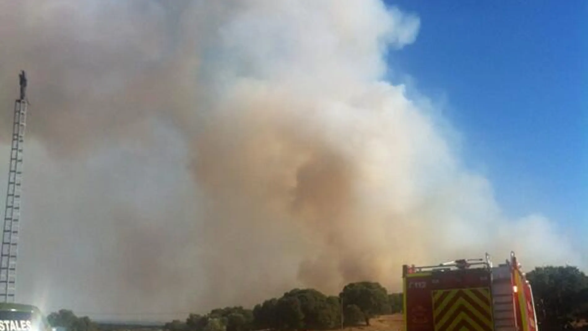 Los vecinos desalojados por el incendio en Valdemorillo vuelven a sus casas