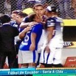 Momento en el que Banguera golpea a Quiñónez y cae al suelo en el partido entre Barcelona y Emelec