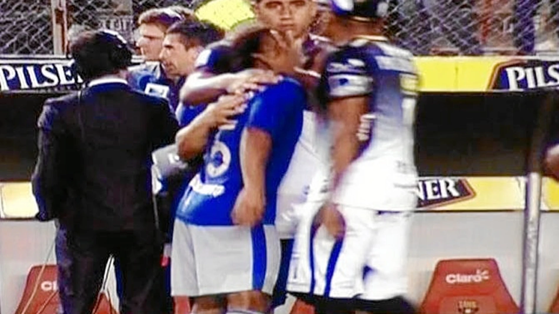 Momento en el que Banguera golpea a Quiñónez y cae al suelo en el partido entre Barcelona y Emelec