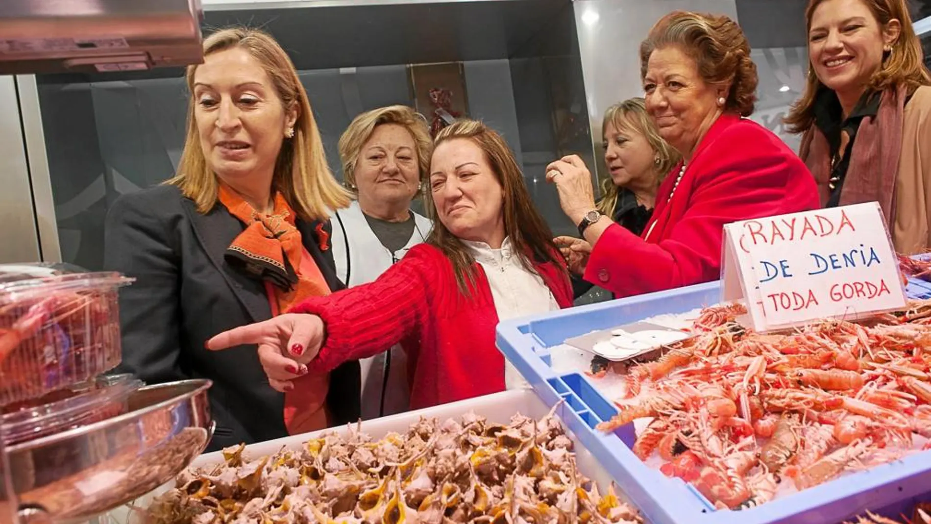 La ministra y la alcaldesa visitaron ayer la nueva pescadería del Mercado Central