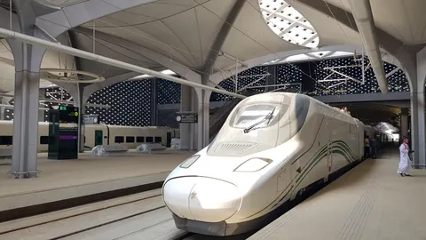 Un tren del AVE a La Meca realiza una parada en la estación de Ciudad Económica Rey Abdalá