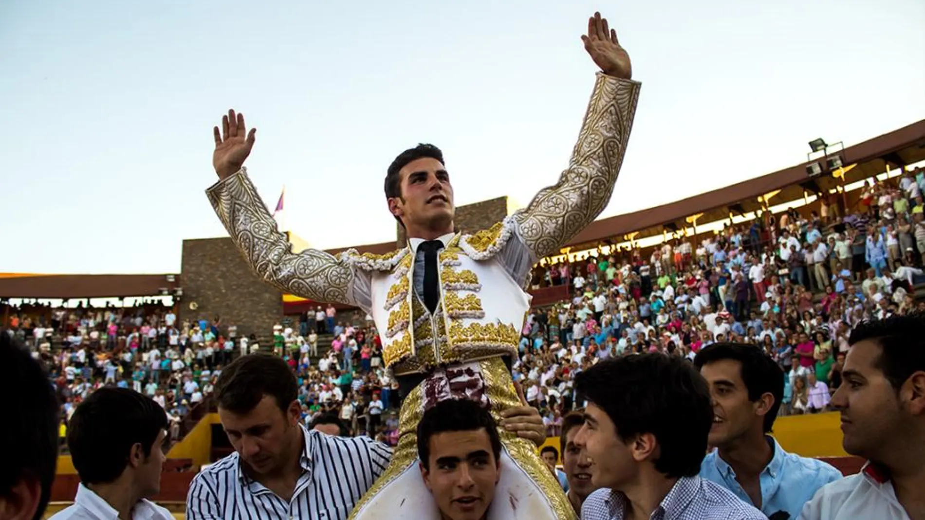 Fernando Adrián sale a hombros del coso de Ávila, en el día de su alternativa