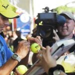 El tenista español Rafael Nadal firma autógrafos a sus fans en vísperas del Abierto de Estados Unidos