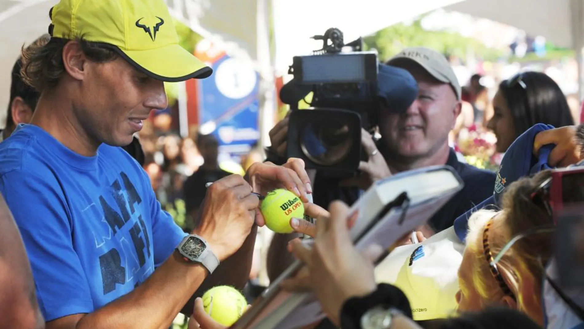 El tenista español Rafael Nadal firma autógrafos a sus fans en vísperas del Abierto de Estados Unidos