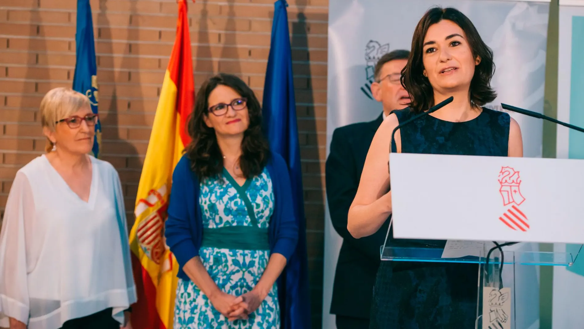 Carmen Montón, impulsora de la reforma legal que ha anulado el Constitucional, el día que cedió la cartera de Sanidad a Ana Barceló, también en la imagen junto a Mónica Oltra y Ximo Puig