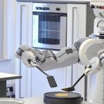UN PINCHE EN CASA. El robot PR2 prepara una tortita en el Instituto de Inteligencia Artificial de la Universidad de Bremen, en Alemania