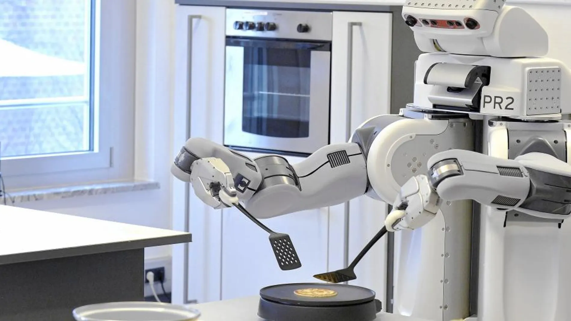 UN PINCHE EN CASA. El robot PR2 prepara una tortita en el Instituto de Inteligencia Artificial de la Universidad de Bremen, en Alemania