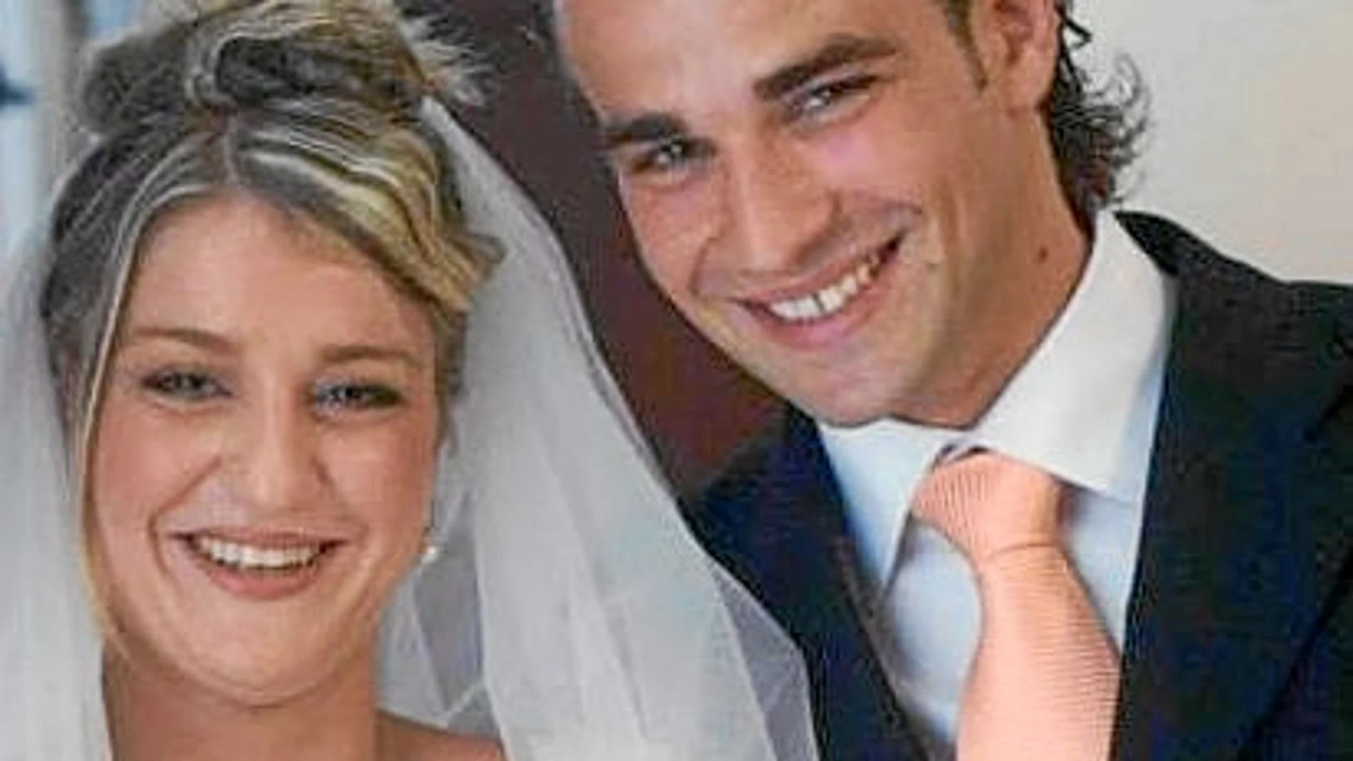 La foto del perfil de Emanuela Biondo es la de su boda posando con sus hermanos