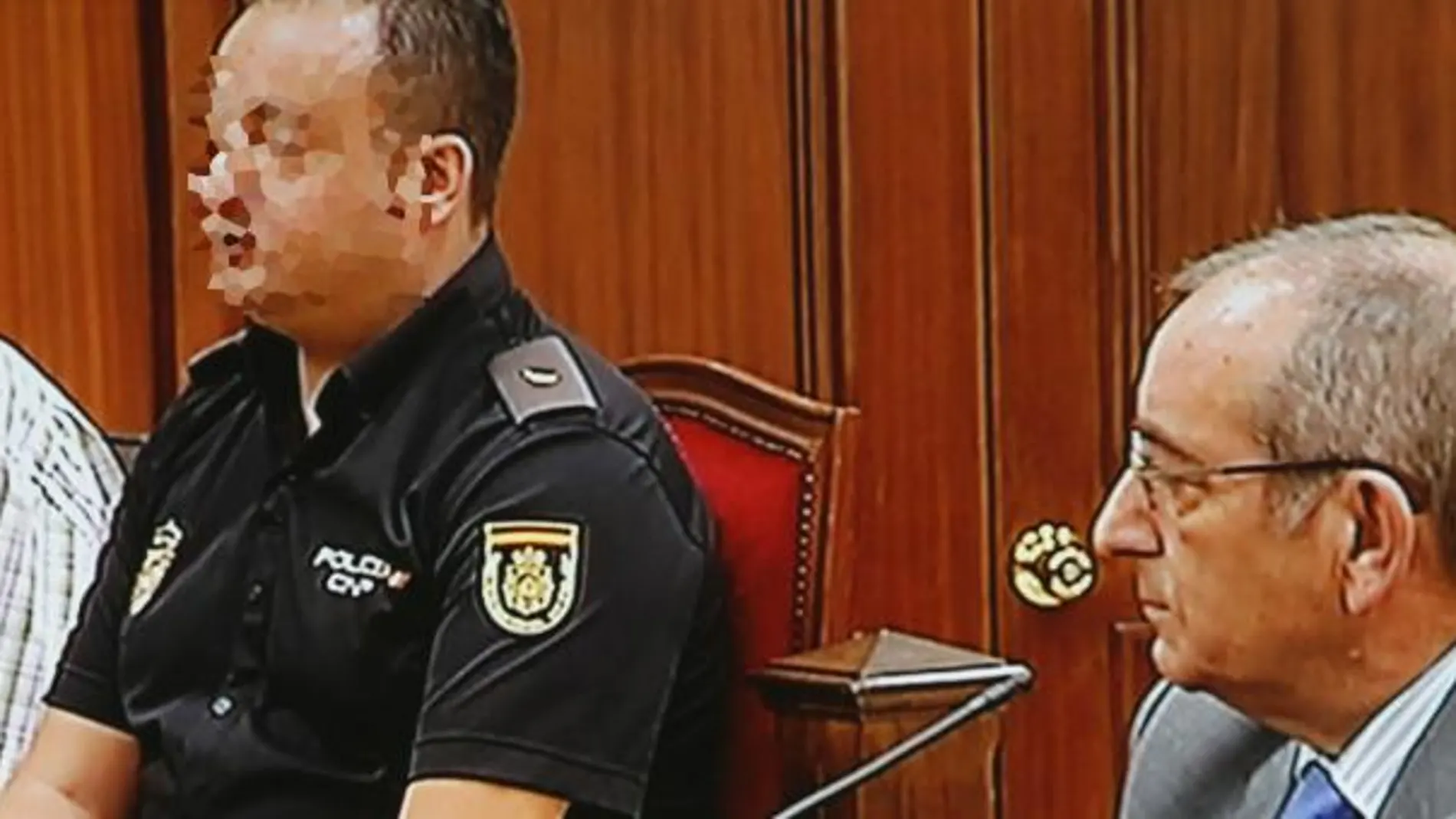 Bretón escucha la declaración de Serafín Castro, ex comisario jefe de la Unidad de Delincuencia Especializada y Violenta (UDEV), encargado de la investigación