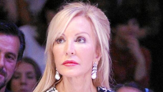 Carmen combina el su vestido con unos pendientes colgantes