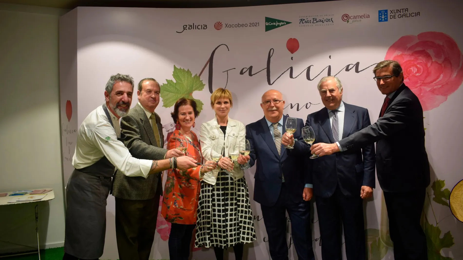 Los representantes de El Corte Inglés de Valencia, junto a la directora de Turismo de Galicia, Nava Castro y el cocinero gallego Pepe Solla, galardonado con una Estrella Michelin