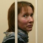 Fotografía facilitada por la organización ecologista Greenpeace que muestra a la activista rusa Ekaterina Zaspa entre rejas en el Tribunal de Primorskiy de San Petesburgo (Rusia) hoy, lunes 18 de noviembre de 2013.