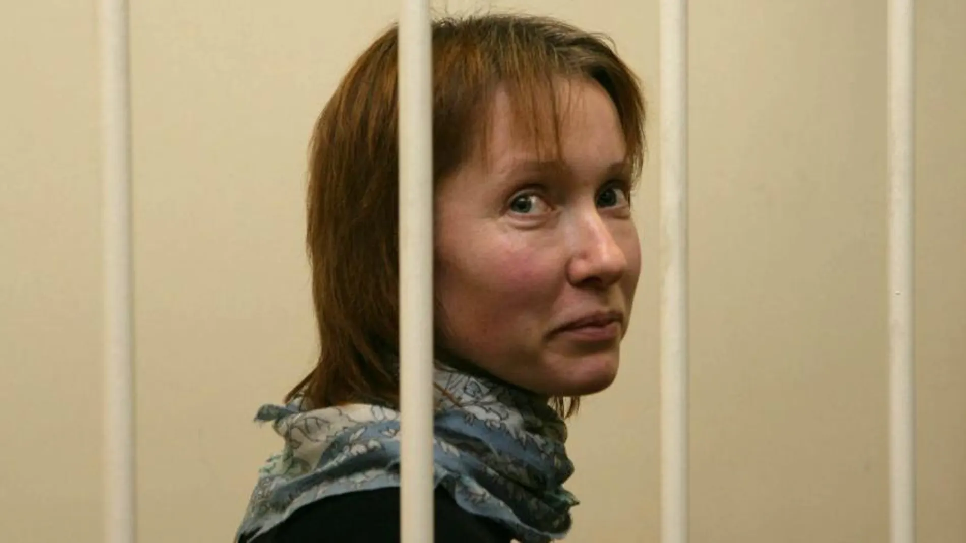 Fotografía facilitada por la organización ecologista Greenpeace que muestra a la activista rusa Ekaterina Zaspa entre rejas en el Tribunal de Primorskiy de San Petesburgo (Rusia) hoy, lunes 18 de noviembre de 2013.