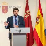 El presidente de la Región, Fernando López Miras, ayer durante su comparecencia ante los medios tras la reunión del Consejo de Gobierno en el Palacio de San Esteban, en Murcia