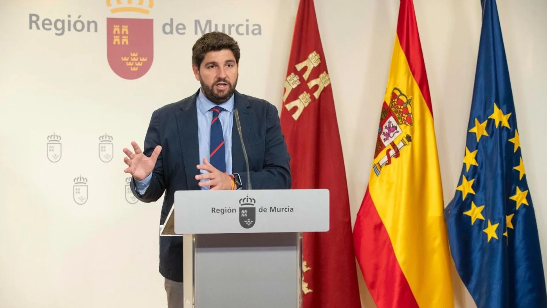 El presidente de la Región, Fernando López Miras, ayer durante su comparecencia ante los medios tras la reunión del Consejo de Gobierno en el Palacio de San Esteban, en Murcia