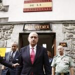 Jorge Fernández Díaz, tras la visita al cuartel de la Guardia Civil en Leitza (Navarra), municipio en el que ETA asesinó a tres personas