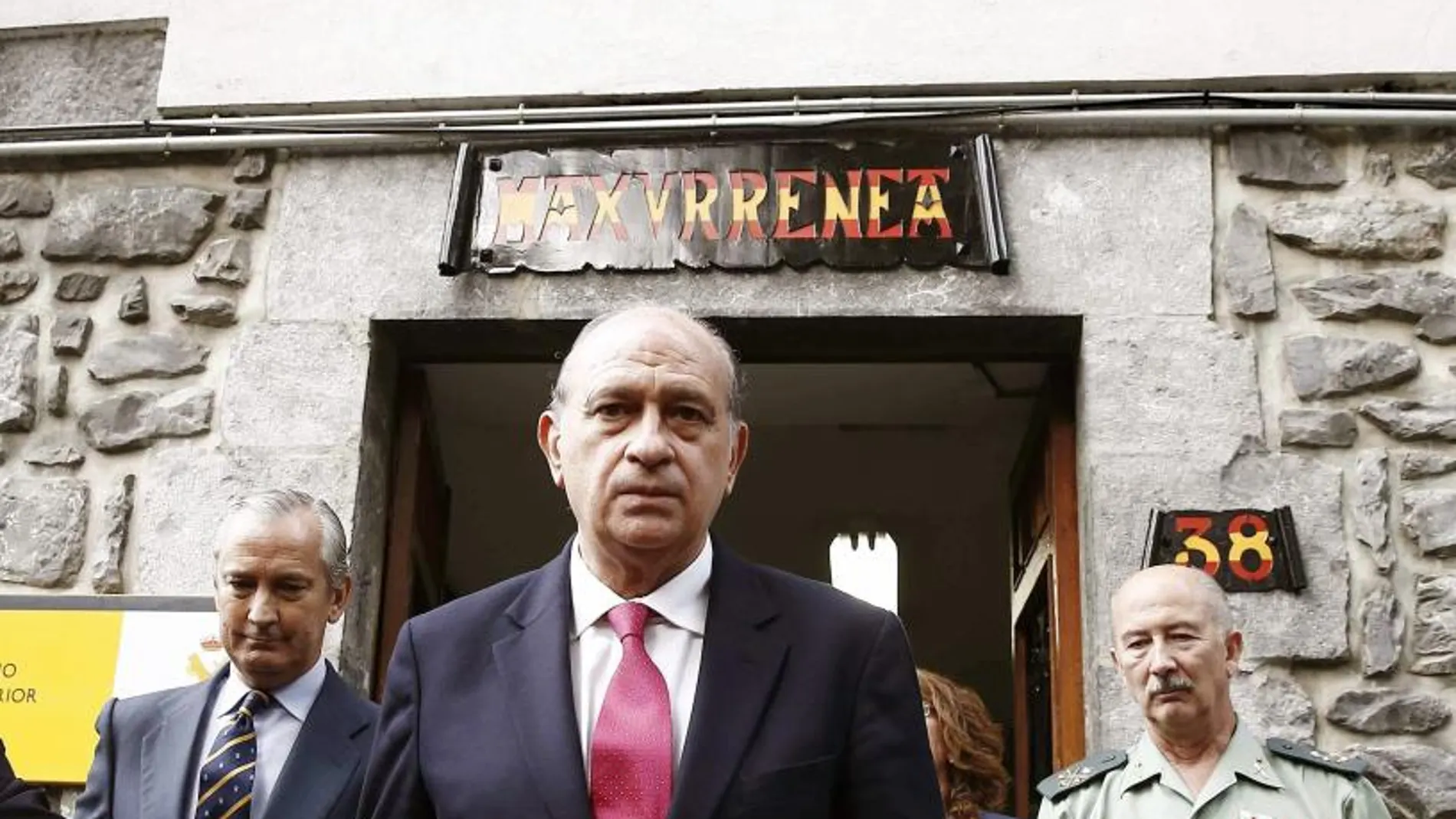 Jorge Fernández Díaz, tras la visita al cuartel de la Guardia Civil en Leitza (Navarra), municipio en el que ETA asesinó a tres personas