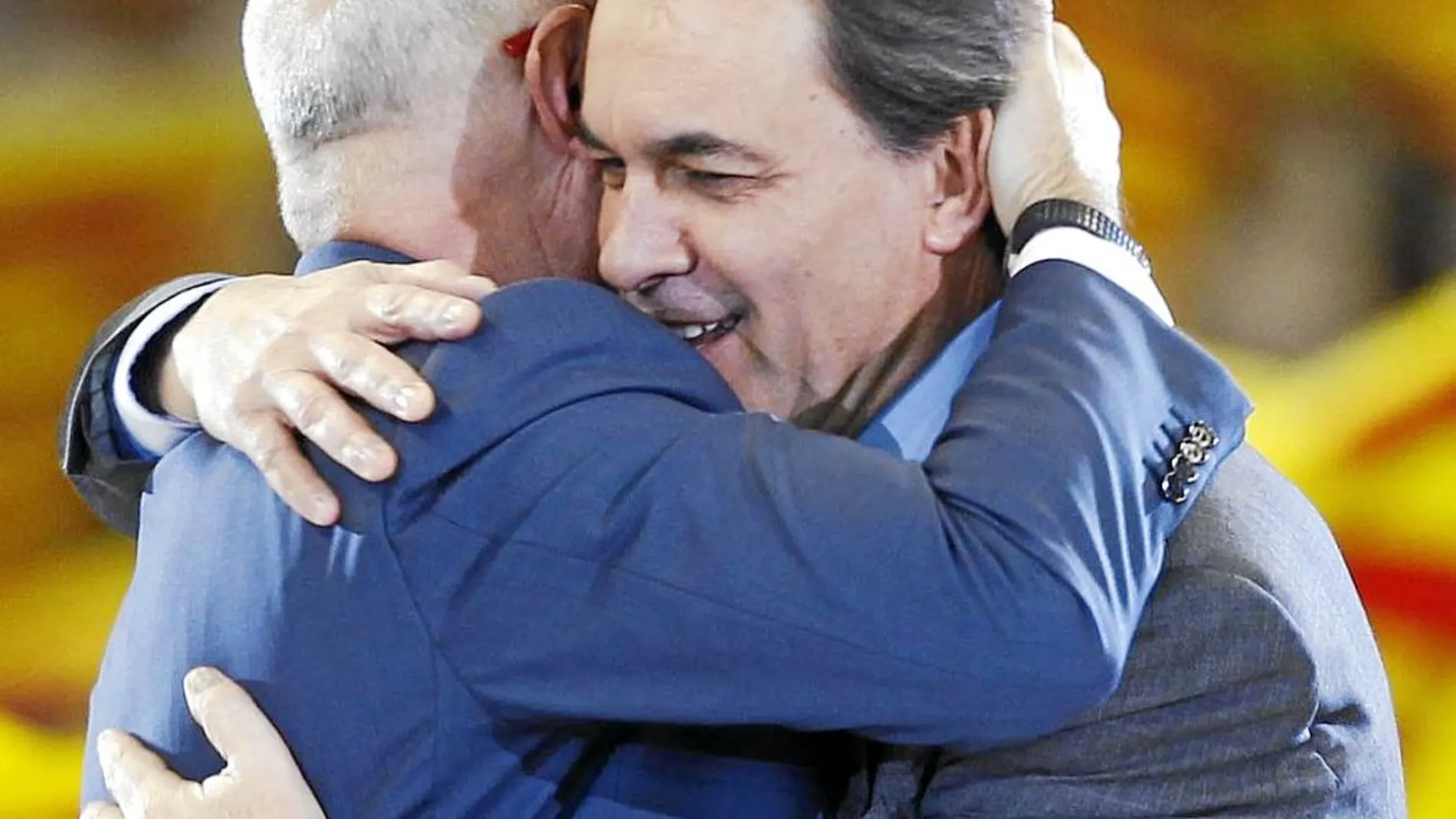 El presidente de la Generalitat catalana, Artur Mas, se abraza a su socio de coalición, Josep Antoni Durán Lleida