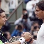 Rafael Nadal y David Ferrer se saludan tras el encuentro