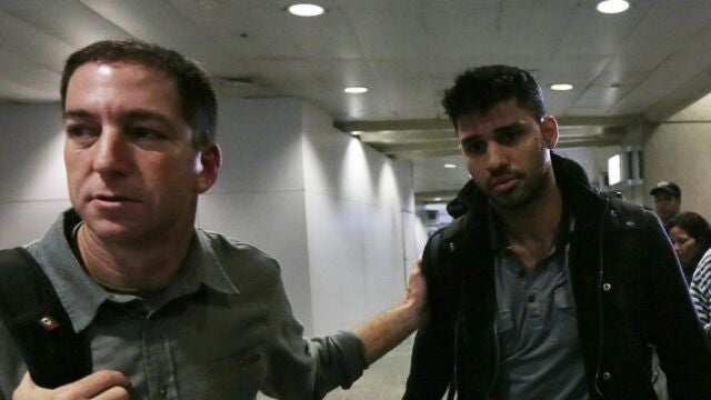El periodista Glenn Greenwald y su novio, David Miranda, en el aeropuerto de Rio de Janeiro
