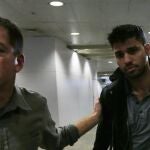 El periodista Glenn Greenwald y su novio, David Miranda, en el aeropuerto de Rio de Janeiro