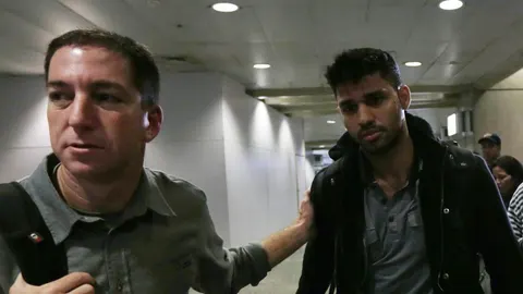 El periodista Glenn Greenwald y su novio, David Miranda, en el aeropuerto de Rio de Janeiro