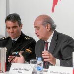 El inspector de la Policía, Rafa Jiménez, y el ministro de Interior, Jorge Fernández Díaz