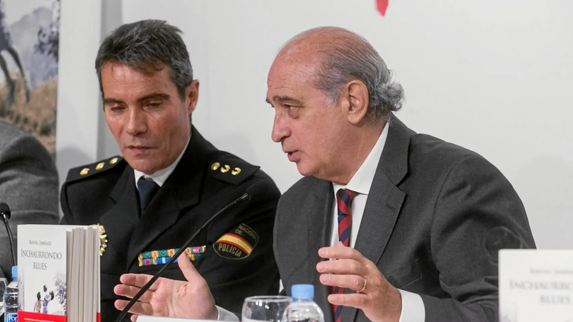 El inspector de la Policía, Rafa Jiménez, y el ministro de Interior, Jorge Fernández Díaz