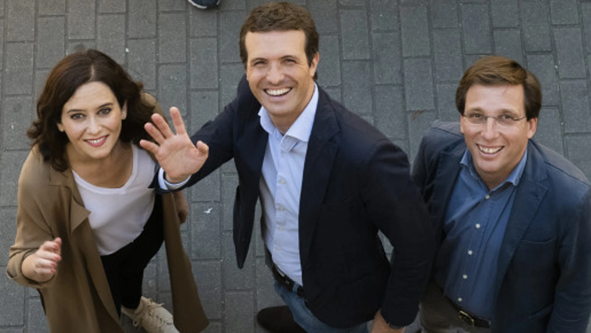 Pablo Casado junto a la candidata a la presidencia de la Comunidad de Madrid por el PP, Isabel Díaz Ayuso, y José Luis Martínez-Almeida, candidato al Ayuntamiento de la capital por los populares