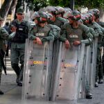 Funcionarios de la Guardia (GNB), la Policía (PNB) y del Servicio de Inteligencia (Sebin) montan guardia ante la sede del Parlamento venezolano