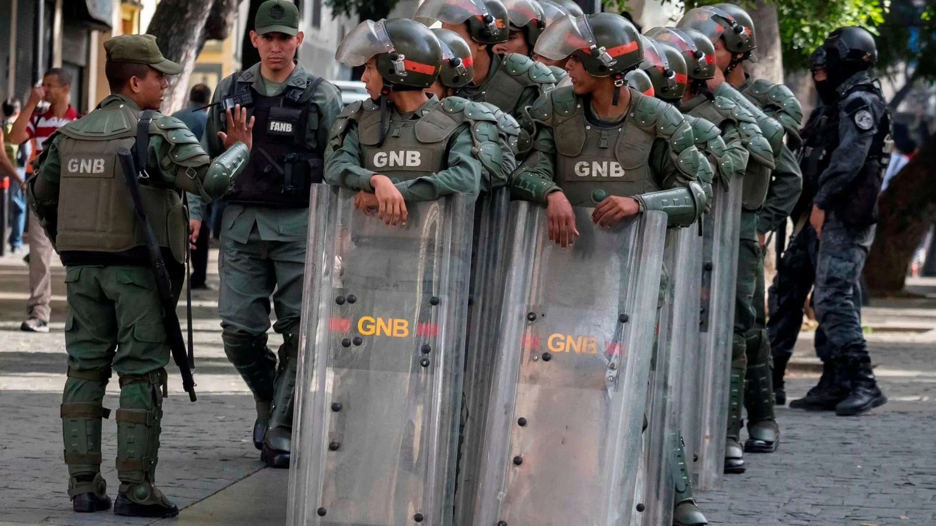 Funcionarios de la Guardia (GNB), la Policía (PNB) y del Servicio de Inteligencia (Sebin) montan guardia ante la sede del Parlamento venezolano