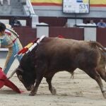 Largo y encajado derechazo de Juan del Álamo al segundo de Montalvo