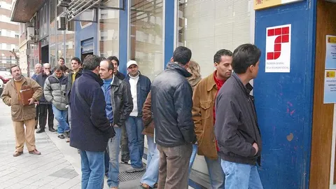 La crisis deja sin empleo a más de 23.000 trabajadores foráneos