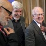 Francois Englert, el director general del CERN, Rolf Heuer, y Peter Higgs en una imagen del pasado año