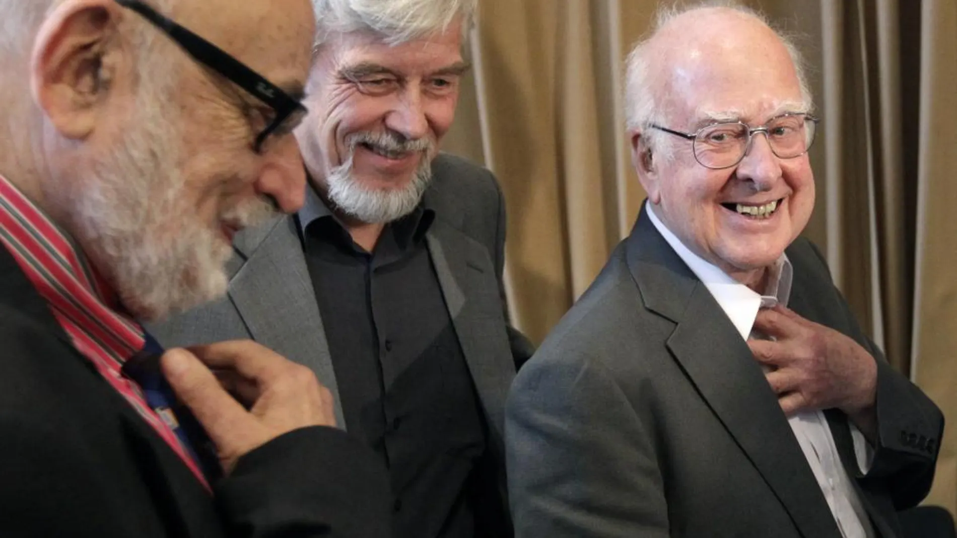 Francois Englert, el director general del CERN, Rolf Heuer, y Peter Higgs en una imagen del pasado año