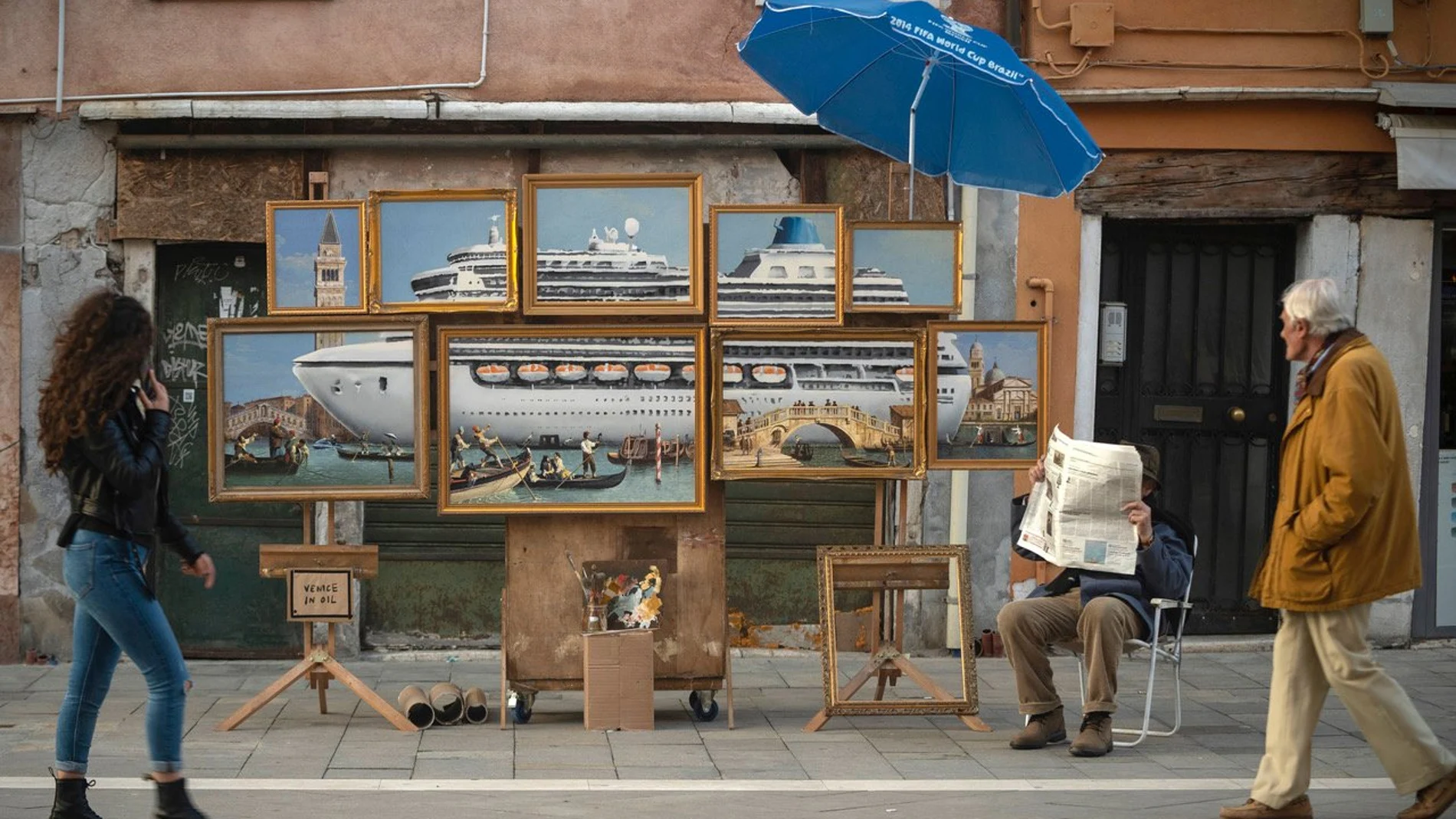 El "stand"supuestamente improvisado en Venecia por Banksy, que se esconde tras un periódico