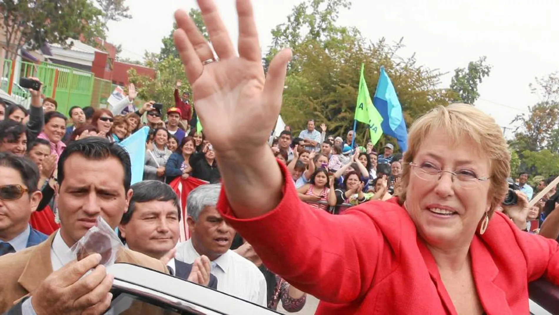 La candidata socialista, Michelle Bachelet, saluda ayer a sus simpatizantes en Santiago