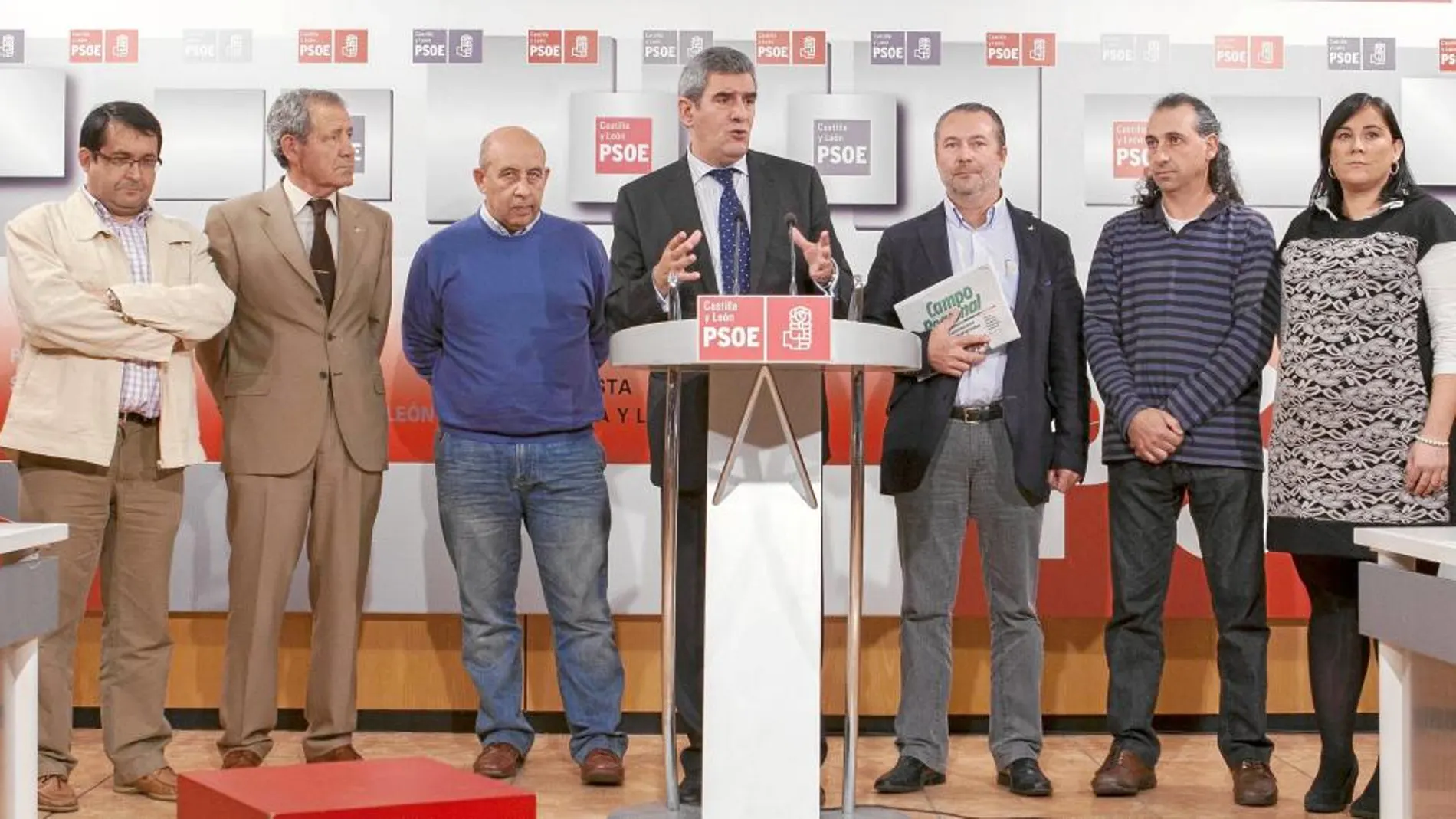 El secretario regional del PSOE, Julio Villarrubia, junto a dirigentes socialistas y representantes de las organizaciones agrarias y las cooperativas