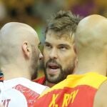 El jugador polaco Marcin Gorta felicita a Marc Gasol tras la victoria de España en el Celje Arena in Celje