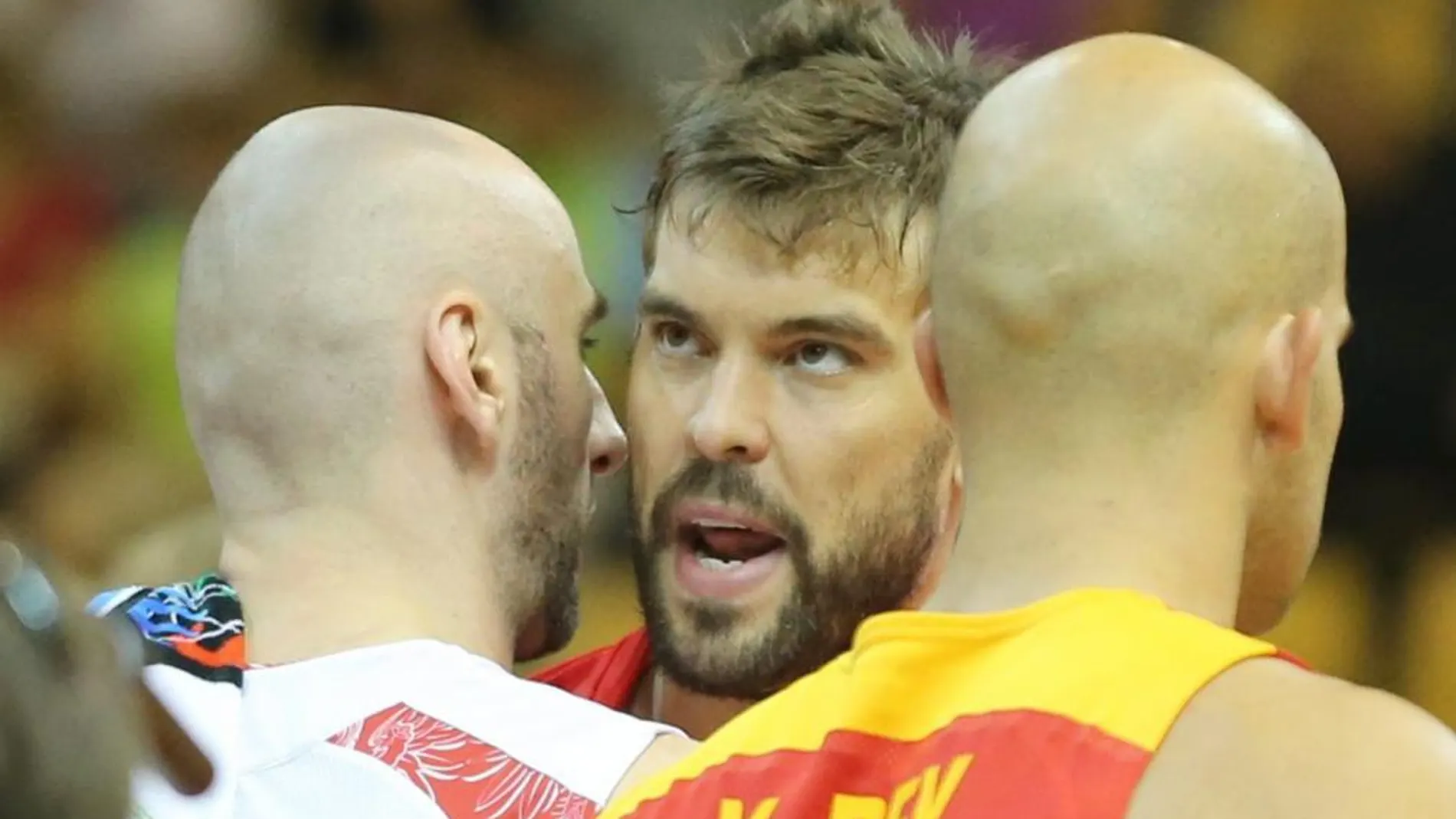 El jugador polaco Marcin Gorta felicita a Marc Gasol tras la victoria de España en el Celje Arena in Celje