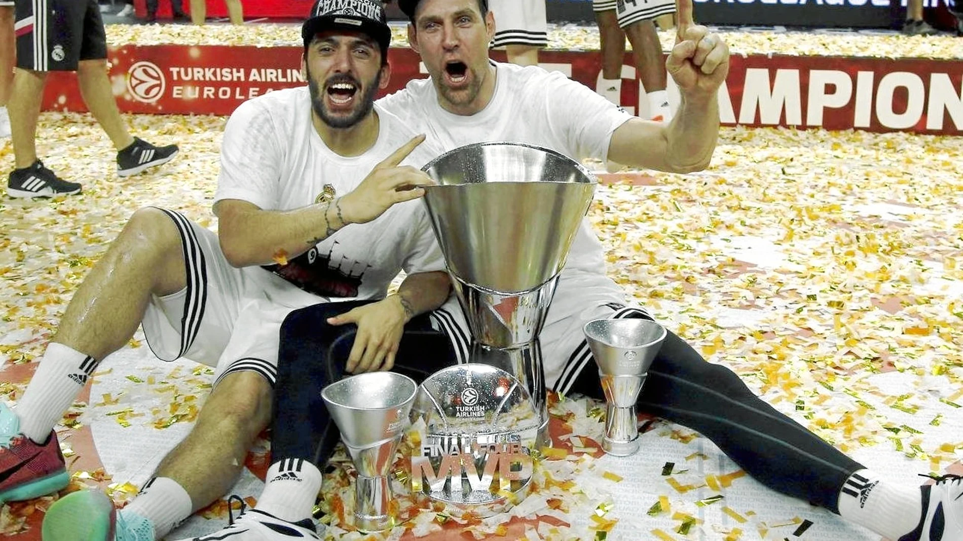 Campazzo con Nocioni, después de ganar la Octava en Madrid. El Chapu fue elegido MVP