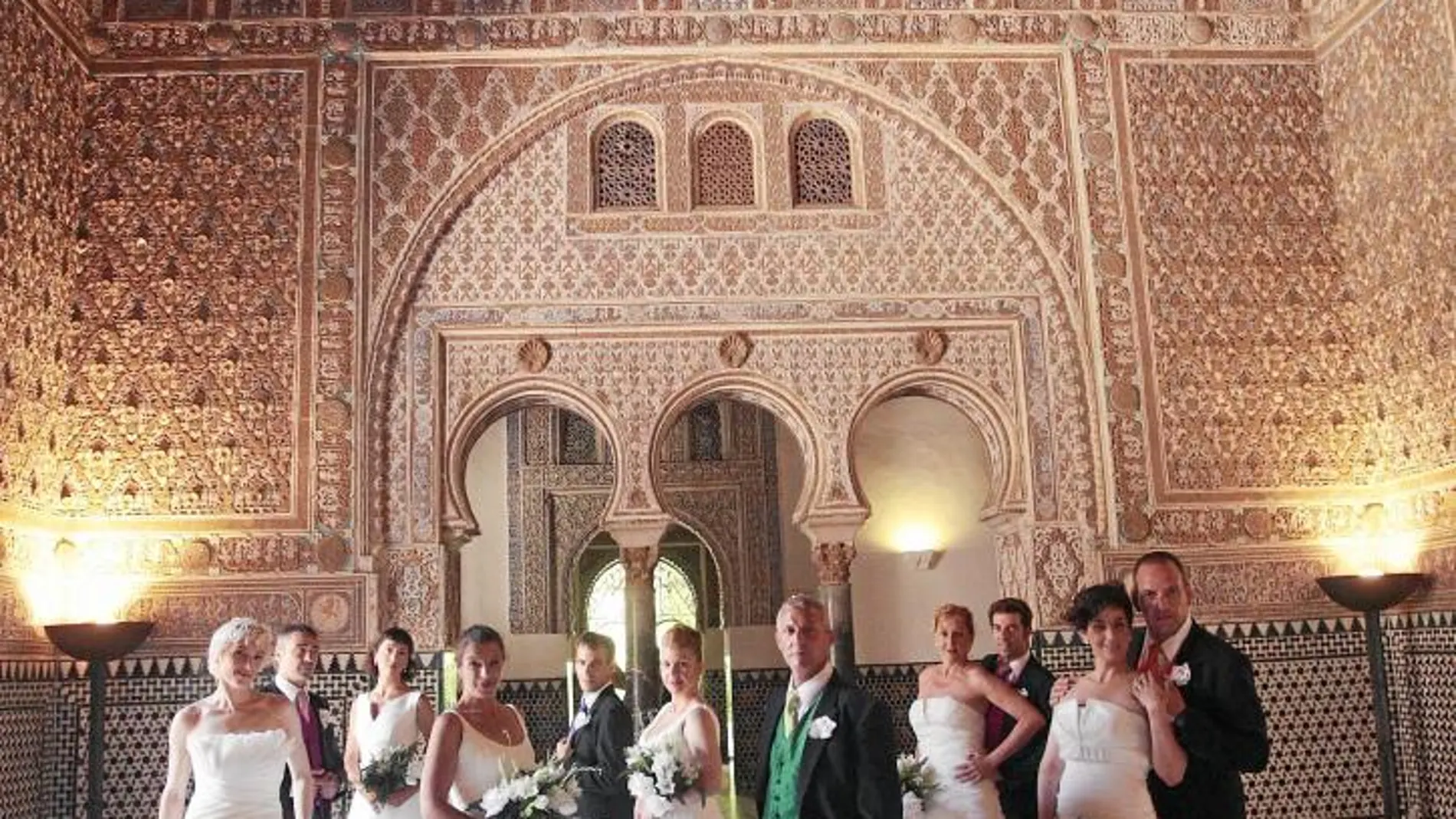 Los integrantes de la compañía, en uno de los salones del Real Alcázar de Sevilla